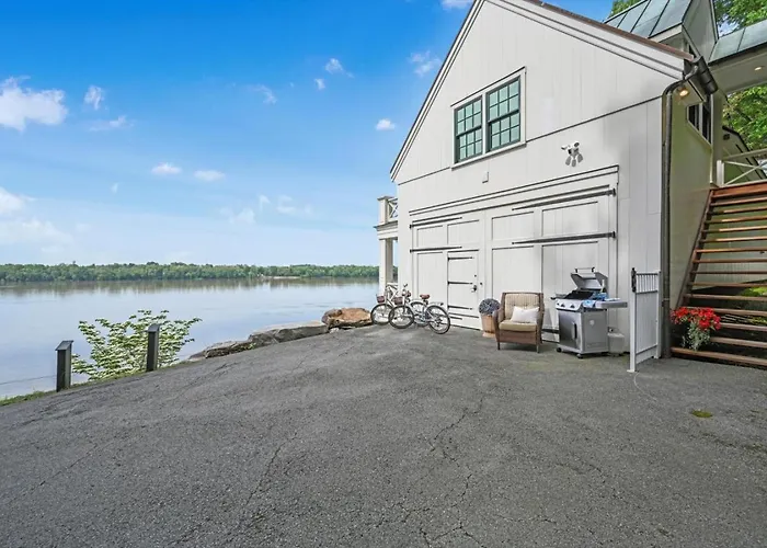 The Boat House- Water Views, Sunsets, Soaker Jacuzzi