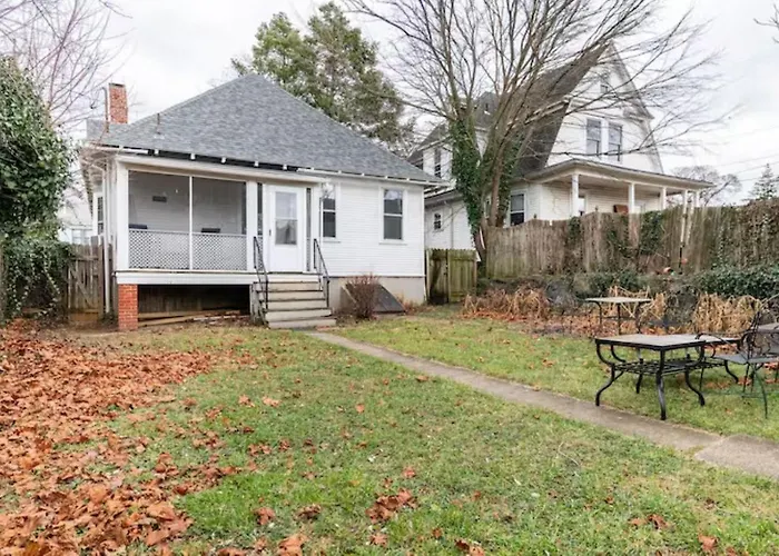 Cozy Cape Cod Bungalow King Queen Wd Full Kitchen Wifi Desk