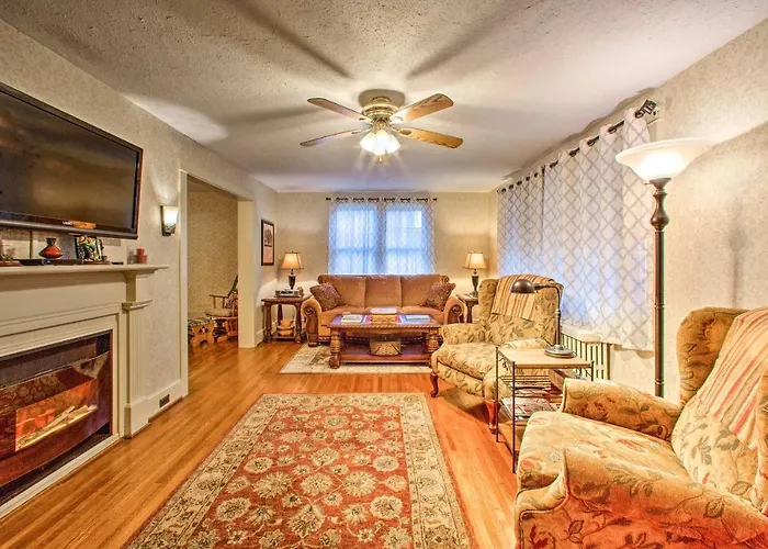 Whimsical Lancaster Home - 4 Mi To Sight & Sound